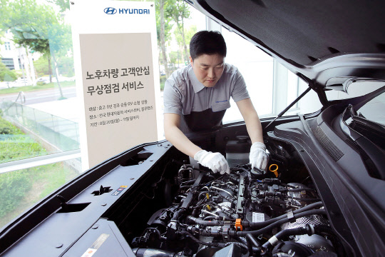 현대자동차 서비스센터 직원이 입고 차량을 점검하고 있다. <현대자동차 제공>